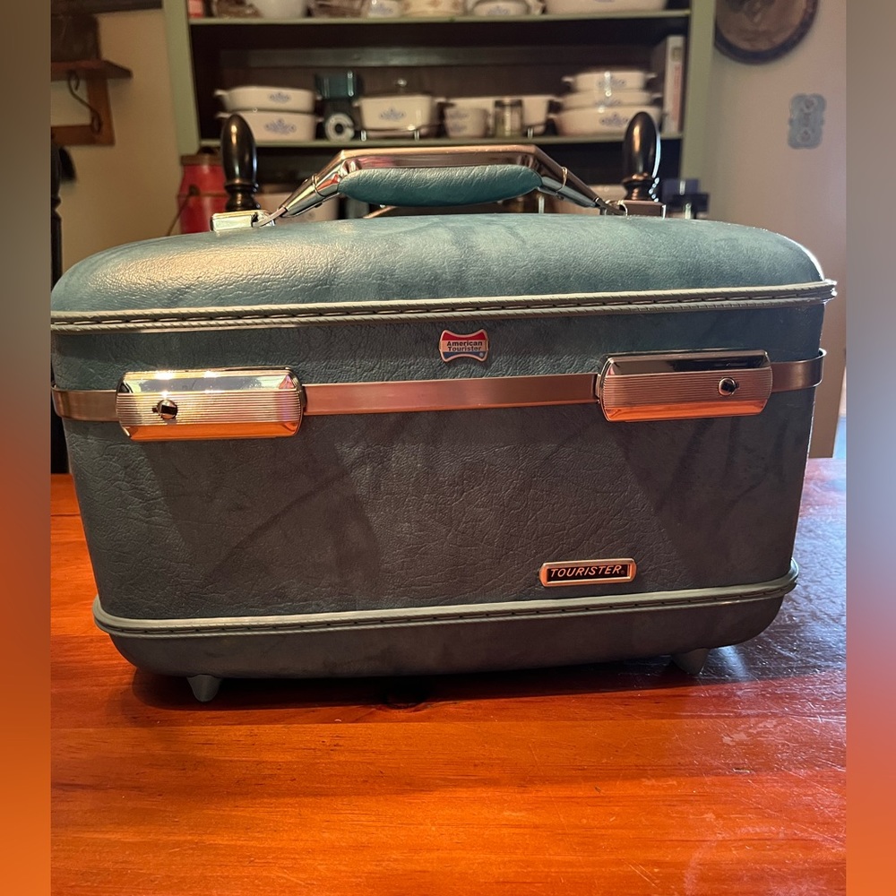 Vintage American tourist hard sided make up case train